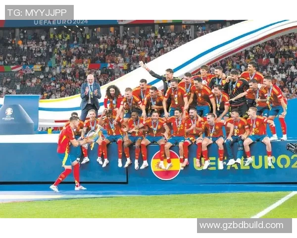 阳光下的足球明星展现迷人笑容与激情瞬间的完美结合